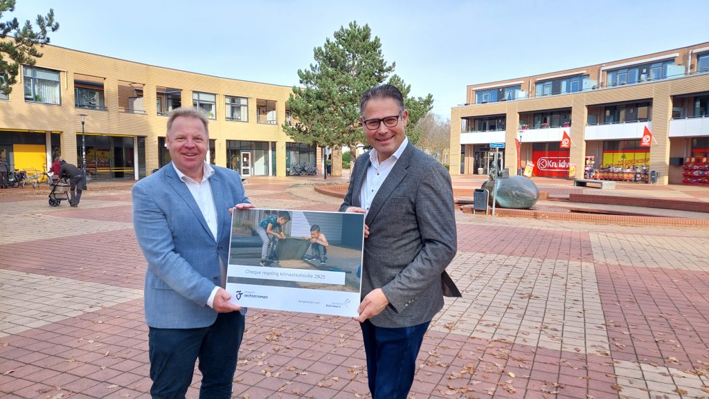 Gerald Aveskamp overhandigt klimaatsubsidie voor Kuperserf aan Egbert Nijenbanning